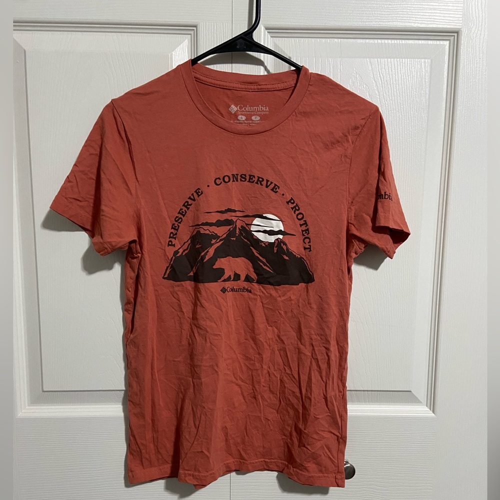 Columbia Graphic tees size Small